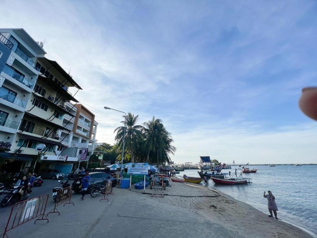 Nana Chat Bangsaen Hotel Si Racha Exterior photo