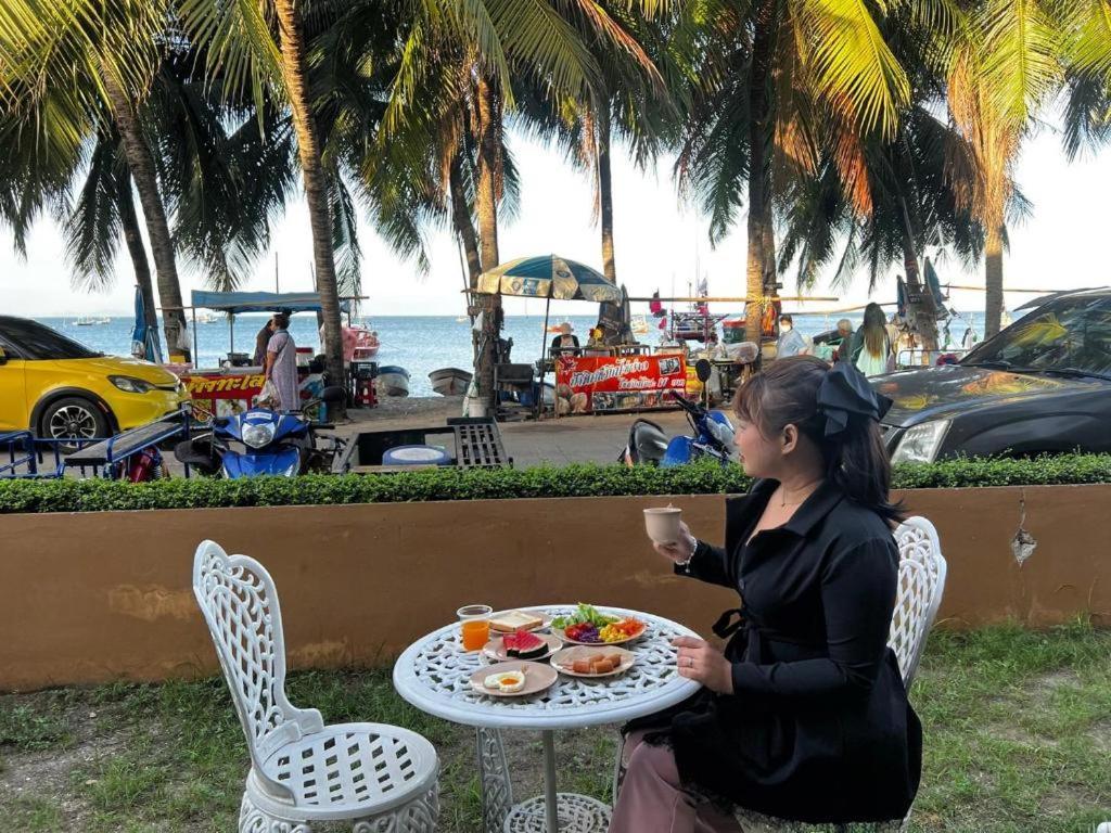 Nana Chat Bangsaen Hotel Si Racha Exterior photo