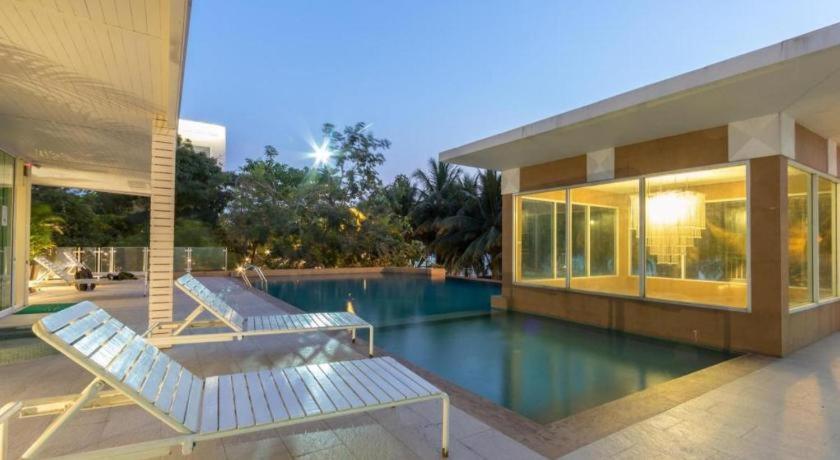 Nana Chat Bangsaen Hotel Si Racha Exterior photo